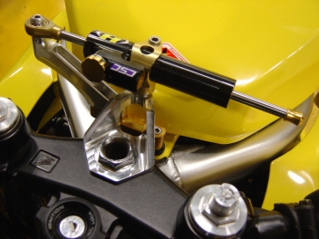 Kit fixation pour amortisseur de direction