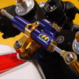Kit fixation pour amortisseur de direction anodisé NOIR