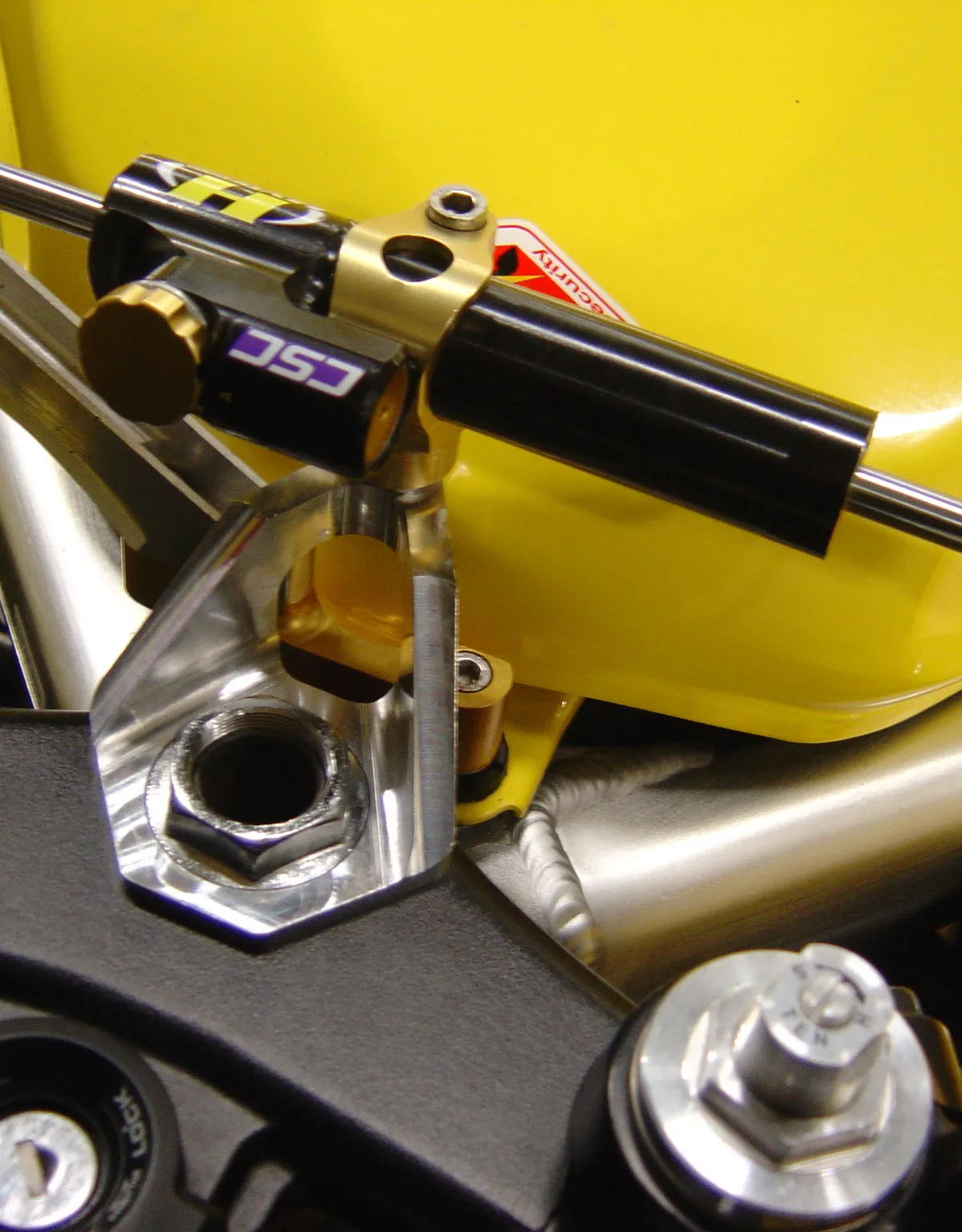 Kit fixation pour amortisseur de direction