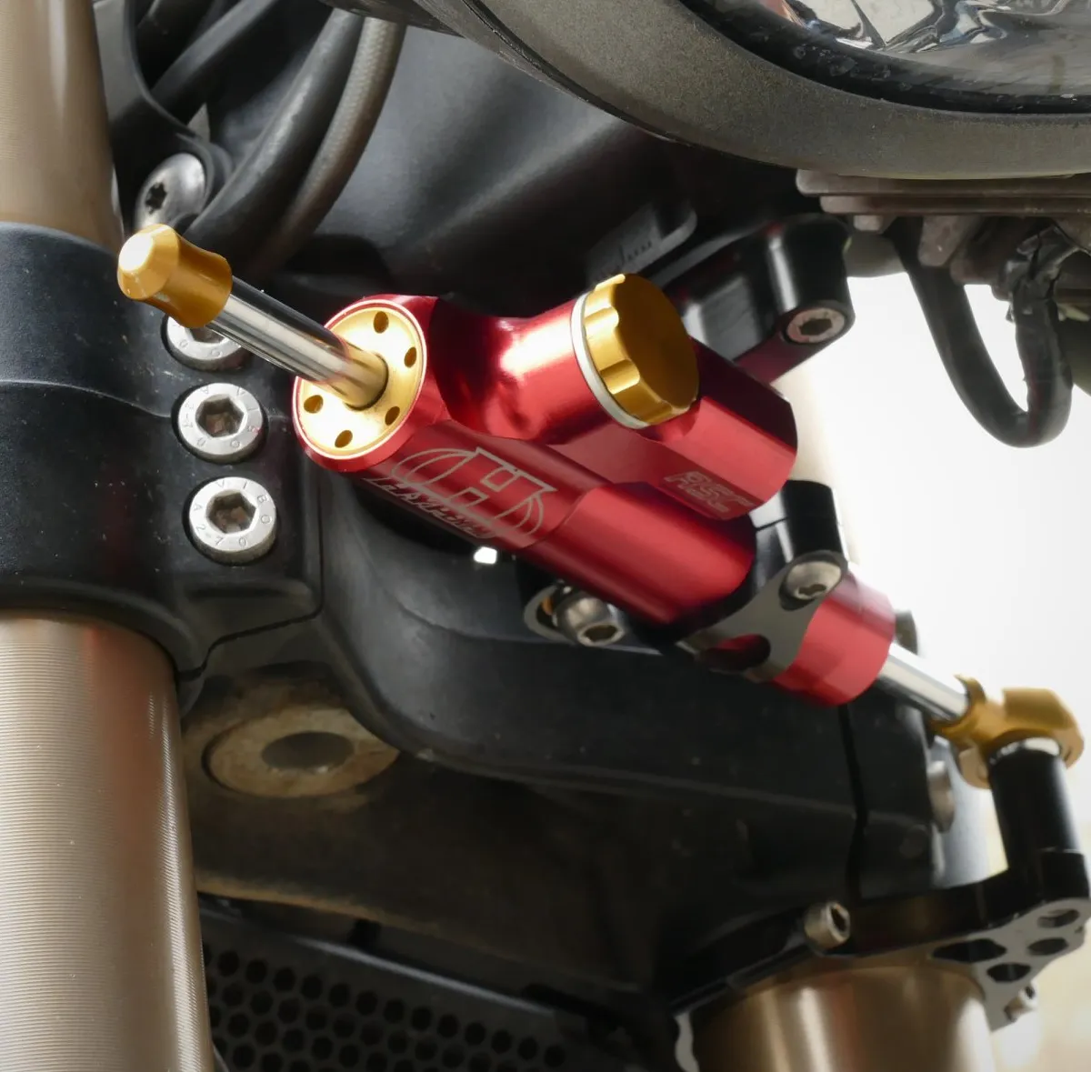 Kit fixation pour amortisseur de direction