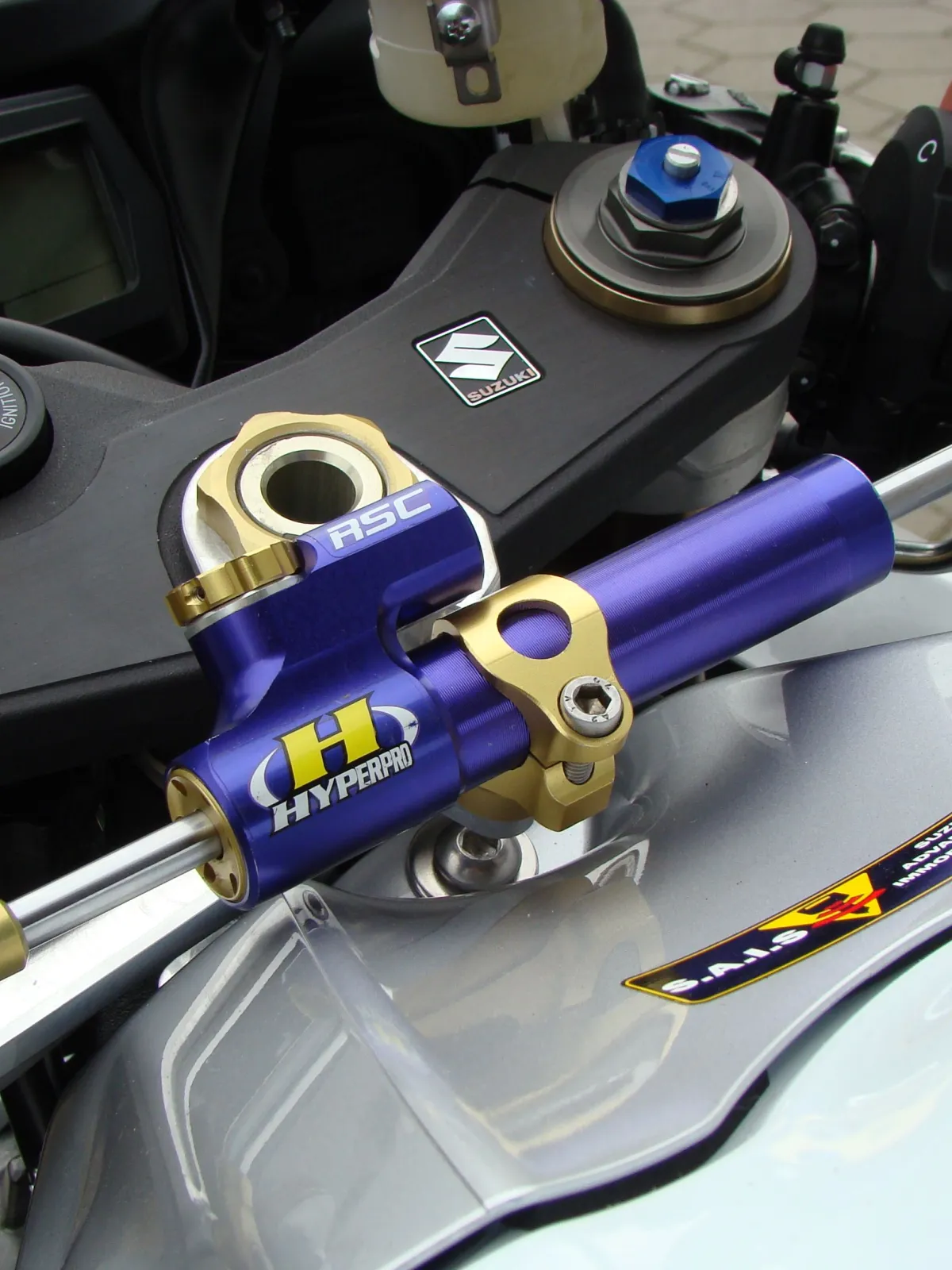 Kit montage pour amortisseur de direction Hyperpro SUZUKI 650 GLADIUS 2009 2021