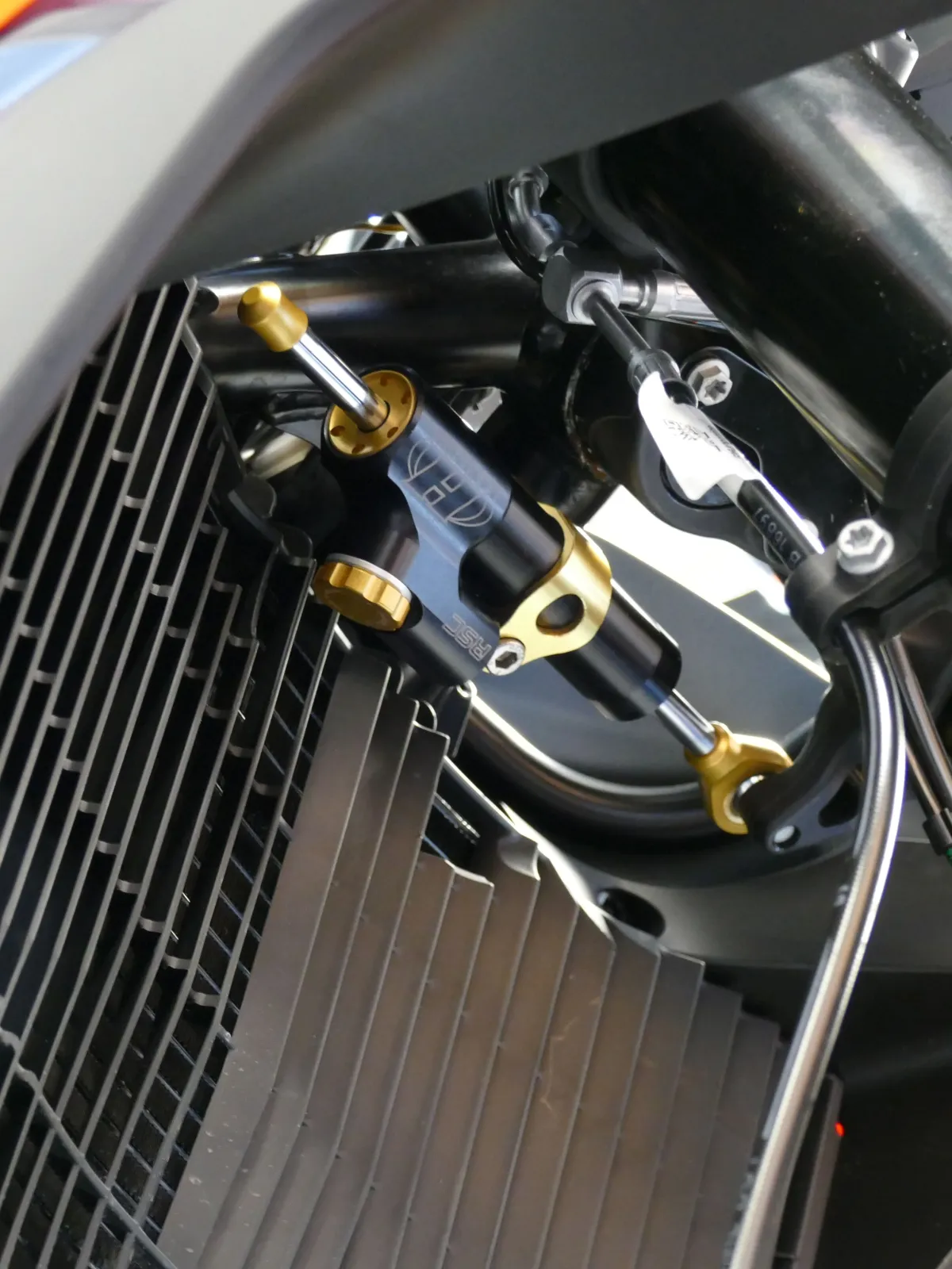 Kit fixation pour amortisseur de direction